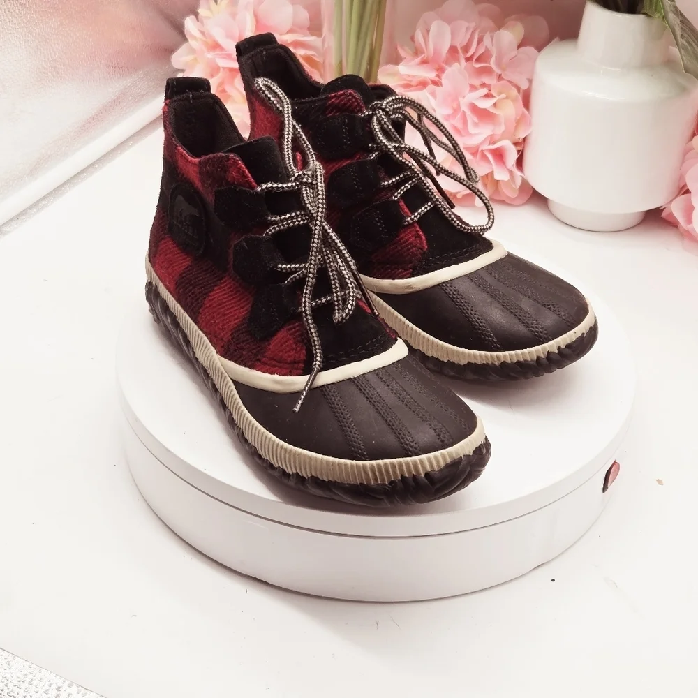 Sorel Women's Out N About Plaid Lace Up Rain Booties Size 8.5